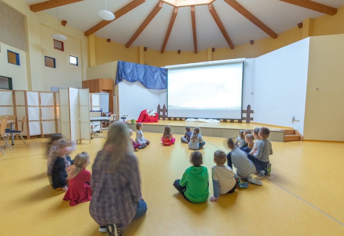 Kindergruppe die einen Film schaut