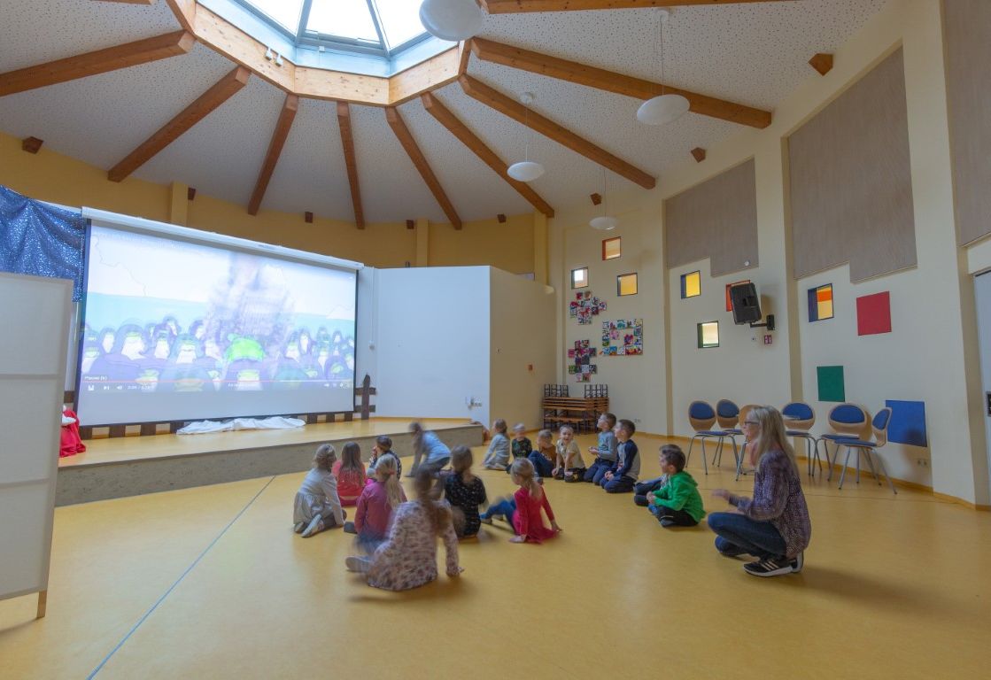 Kindergruppe die einen Film schaut