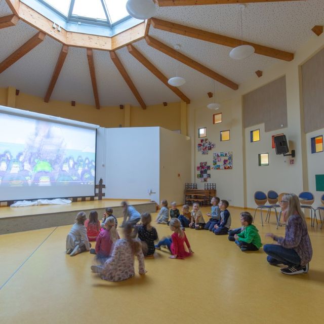 Kindergruppe die einen Film schaut